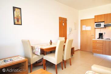 Apartmani s bazenom pogodni za obitelji s djecom Palit, Rab - 3210