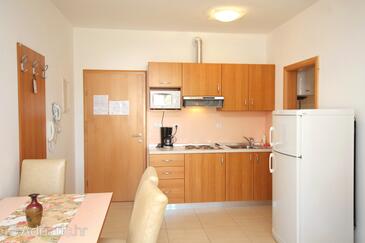 Apartmani s bazenom pogodni za obitelji s djecom Palit, Rab - 3210