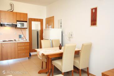 Apartmani s bazenom pogodni za obitelji s djecom Palit, Rab - 3210