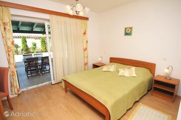 Apartmani s bazenom pogodni za obitelji s djecom Palit, Rab - 3211