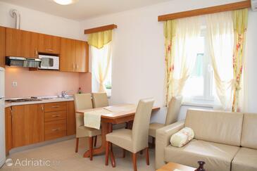 Apartmaji z bazenom za družine z otroci Palit, Rab - 3211