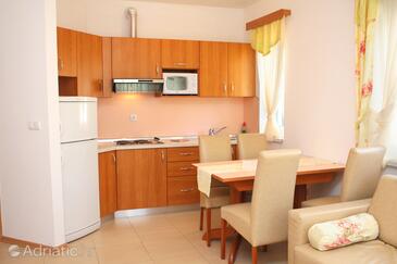 Apartmani s bazenom pogodni za obitelji s djecom Palit, Rab - 3211