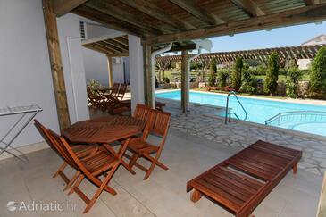 Apartmani s bazenom pogodni za obitelji s djecom Palit, Rab - 3211