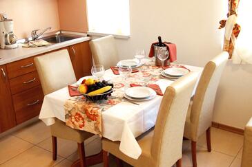 Apartmaji z bazenom za družine z otroci Palit, Rab - 3211