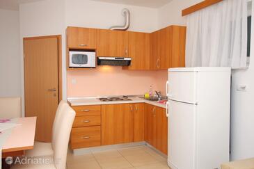 Apartmani s bazenom pogodni za obitelji s djecom Palit, Rab - 3212