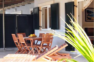 Apartmani s bazenom pogodni za obitelji s djecom Kampor, Rab - 3213