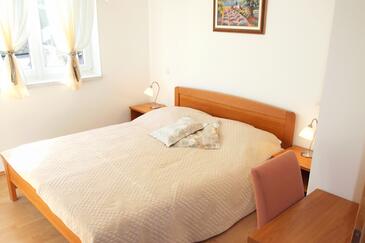 Apartmaji z bazenom za družine z otroci Kampor, Rab - 3213