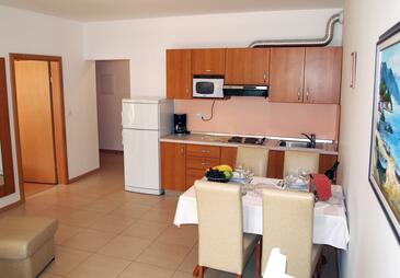 Apartamentos con piscina adecuados para familias con niños Kampor, Rab - 3213