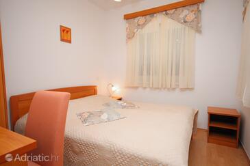 Apartmaji z bazenom za družine z otroci Kampor, Rab - 3213