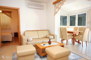 Apartmaji z bazenom za družine z otroci Kampor, Rab - 3213