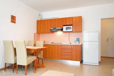 Apartmani s bazenom pogodni za obitelji s djecom Kampor, Rab - 3213