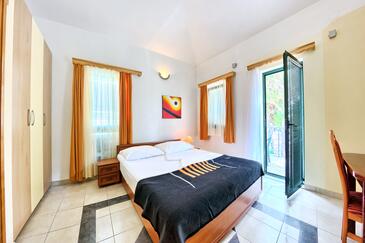 Apartments and rooms by the sea Rogoznica - 3266