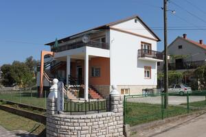 Ferienwohnungen mit Pool für Familien Sukosan, Zadar - 3273