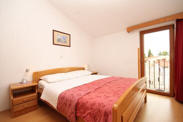 Apartments with terrace Novigrad, Istria