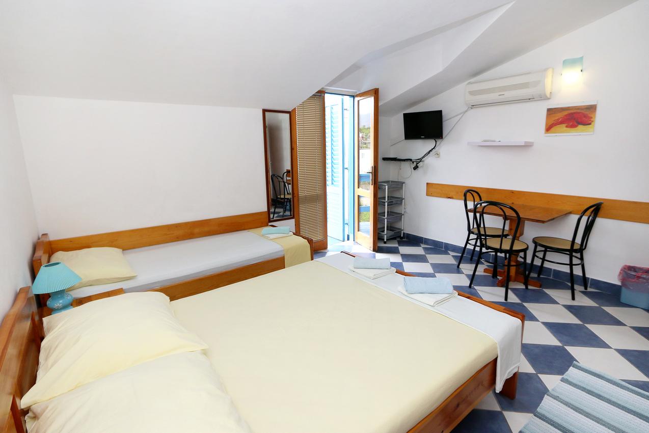 AS-3589-l - Private accommodation - Apartments by the sea Sućuraj, Hvar