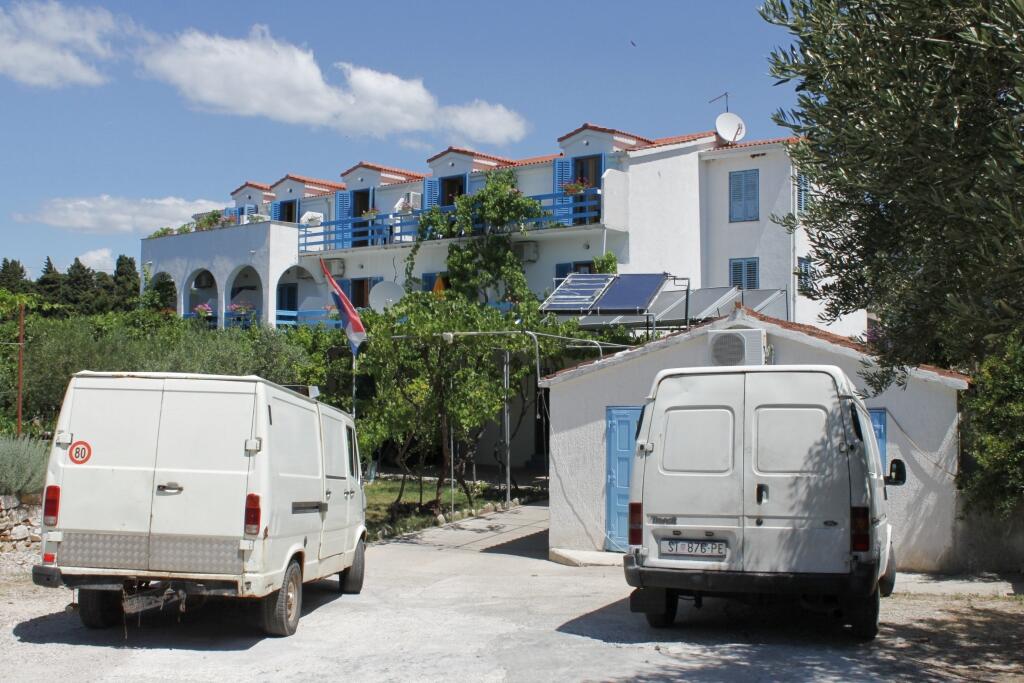 Parking lot - Apartments by the sea Sućuraj, Hvar