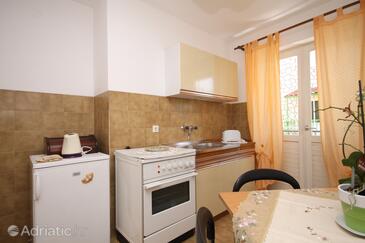 Apartmány s parkovištěm Hvar - 4004