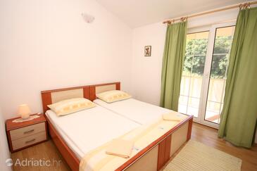 Apartments with parking space Hvar - 4006