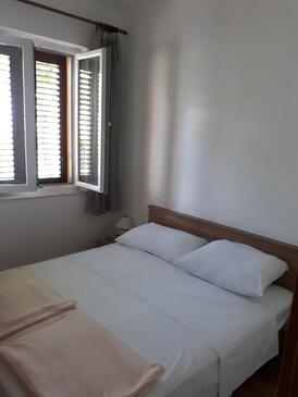 Apartments and rooms with parking space Jelsa, Hvar - 4028