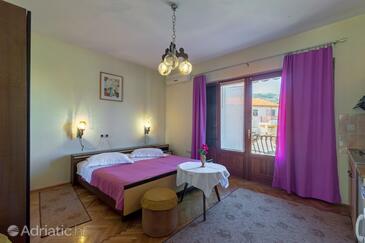 Apartmaji in sobe s parkingom Jelsa, Hvar - 4028