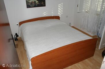 Apartments with parking space Hvar - 4037