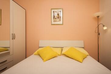 Apartments with swimming pool Hvar - 4047