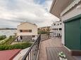 Stara Novalja, Terrasse dans l’hébergement en type studio-apartment, avec la vue sur la mer.