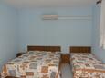 Kustići, Slaapkamer in the apartment, air condition available, (pet friendly) en WiFi.