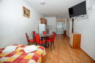 Salle à manger Caska, Salle à manger dans l’hébergement en type apartment, climatisation disponible et WiFi.
