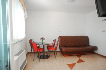 Comedor Caska, Comedor en alojamiento de tipo apartment, aire acondicionado disponible y WiFi.