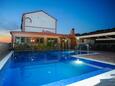 Hébergement Caska, Pag, Hébergement 4109 - Appartement avec une plage de galets.