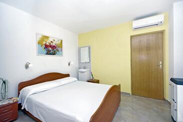 Apartments by the sea Košljun, Pag - 4111