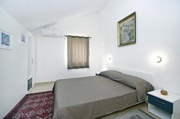 Apartments by the sea Košljun, Pag - 4111