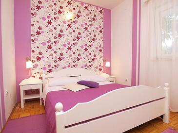 Apartmani s bazenom pogodni za obitelji s djecom Tribunj, Vodice - 4211