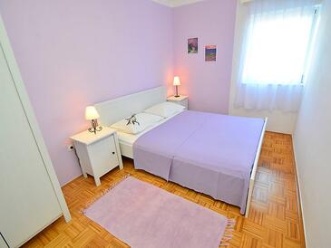 Apartmani s bazenom pogodni za obitelji s djecom Tribunj, Vodice - 4211