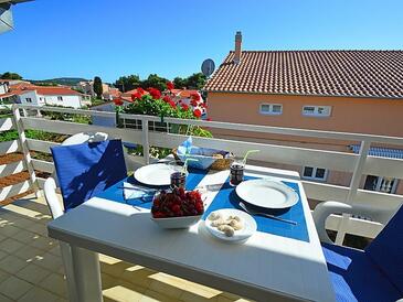 Apartmani s bazenom pogodni za obitelji s djecom Tribunj, Vodice - 4211