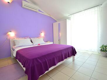 Apartmani s bazenom pogodni za obitelji s djecom Tribunj, Vodice - 4211