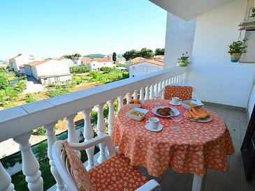 Apartmani s bazenom pogodni za obitelji s djecom Tribunj, Vodice - 4211