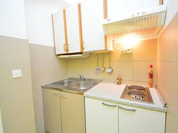 Apartmani s bazenom pogodni za obitelji s djecom Tribunj, Vodice - 4211