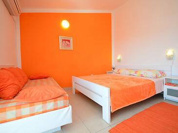 Apartmani s bazenom pogodni za obitelji s djecom Tribunj, Vodice - 4211