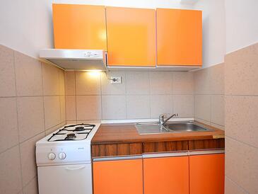 Apartmani s bazenom pogodni za obitelji s djecom Tribunj, Vodice - 4211