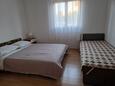 Rogoznica, Schlafzimmer 2 in folgender Unterkunftsart apartment, Haustiere erlaubt und WiFi.