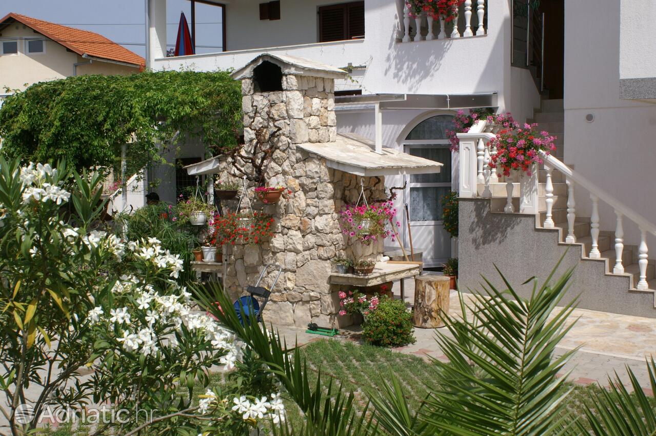 Dvůr - Apartmány s parkovištěm Zablaće, Šibenik