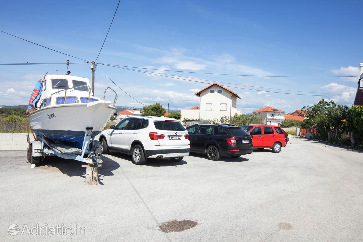 Parkoviště - Apartmány s parkovištěm Zablaće, Šibenik