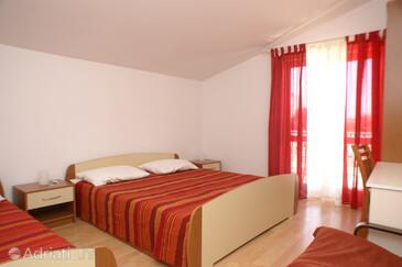 Apartmani s bazenom pogodni za obitelji s djecom Vodice - 4235