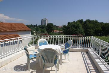 Apartmani s bazenom pogodni za obitelji s djecom Vodice - 4235