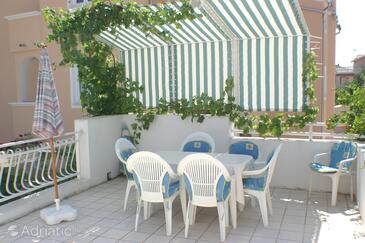 Apartmani s bazenom pogodni za obitelji s djecom Vodice - 4235