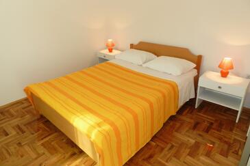 Lägenheter med pool lämpliga för familjer med barn Vodice - 4235