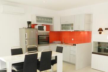 Lägenheter med pool lämpliga för familjer med barn Vodice - 4235