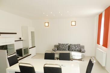 Lägenheter med pool lämpliga för familjer med barn Vodice - 4235